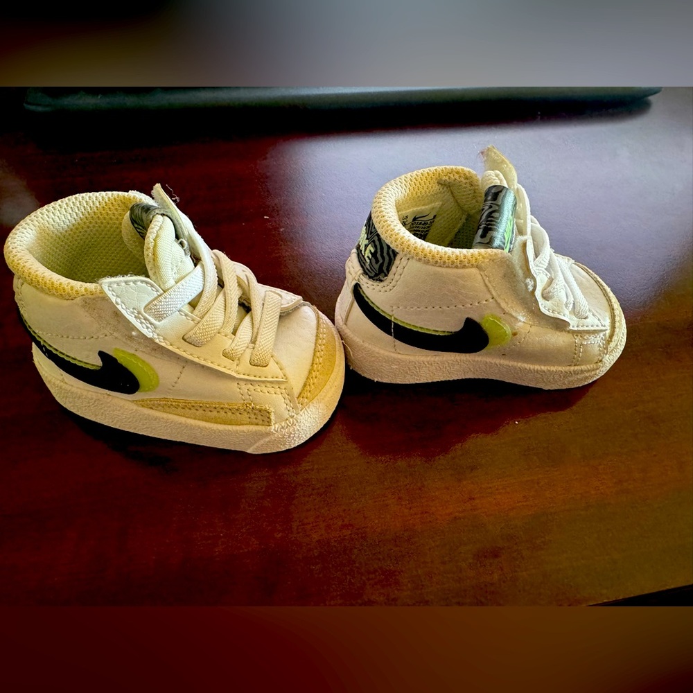 Nikes 2c